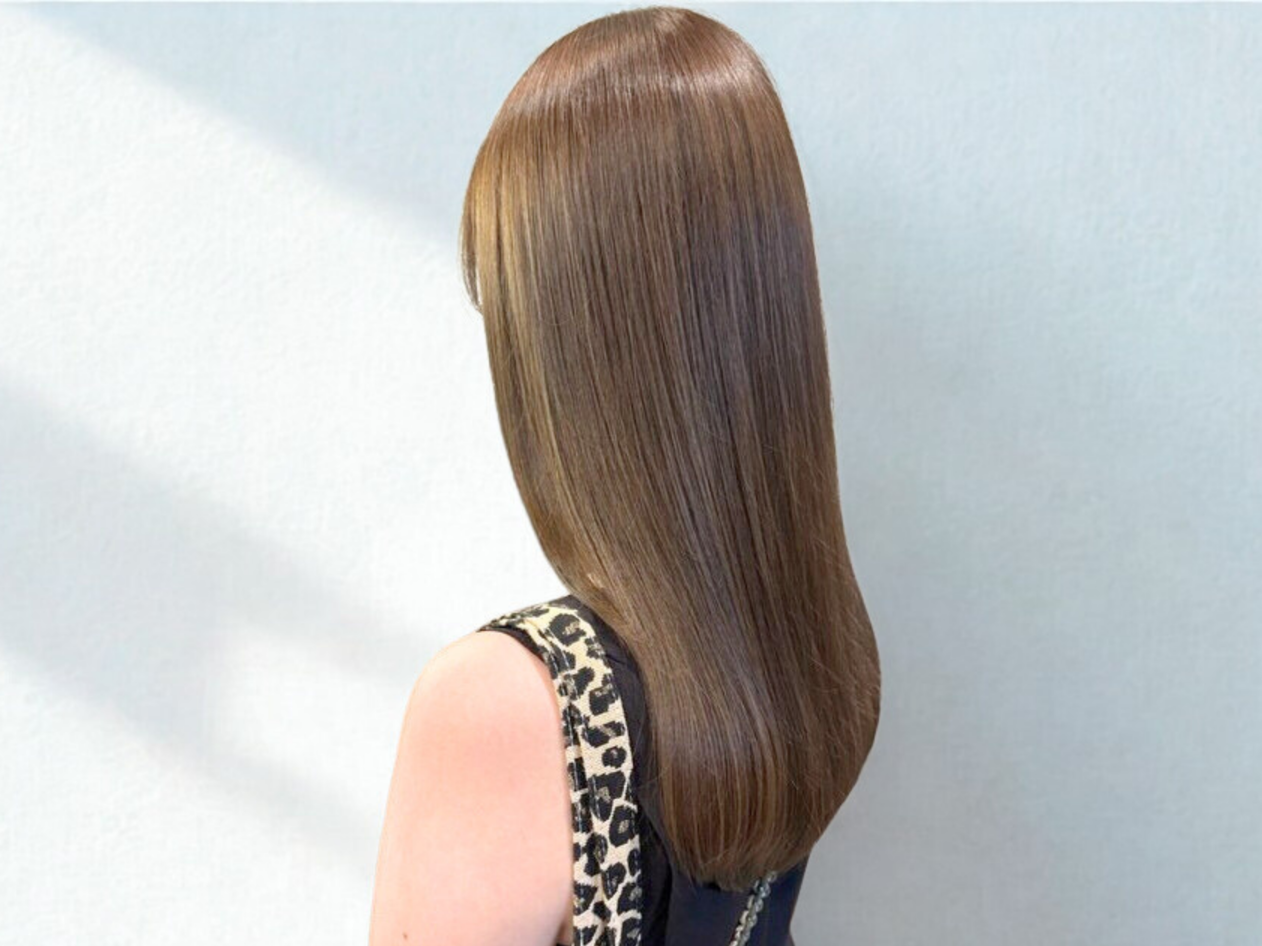 艶のあるロングヘアのカラースタイル